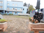 Interno ex clinica, tre ragazzi maliani parlano fra loro