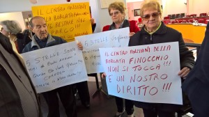 commissione-i-cartelli-per-difendere-il-centro-anziani