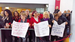 consiglio-gli-anziani-manifestano-in-difesa-del-centro